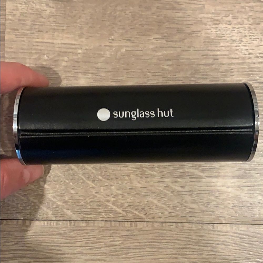 🎉1 hr sale 🎉Sunglasses hut box/cloth